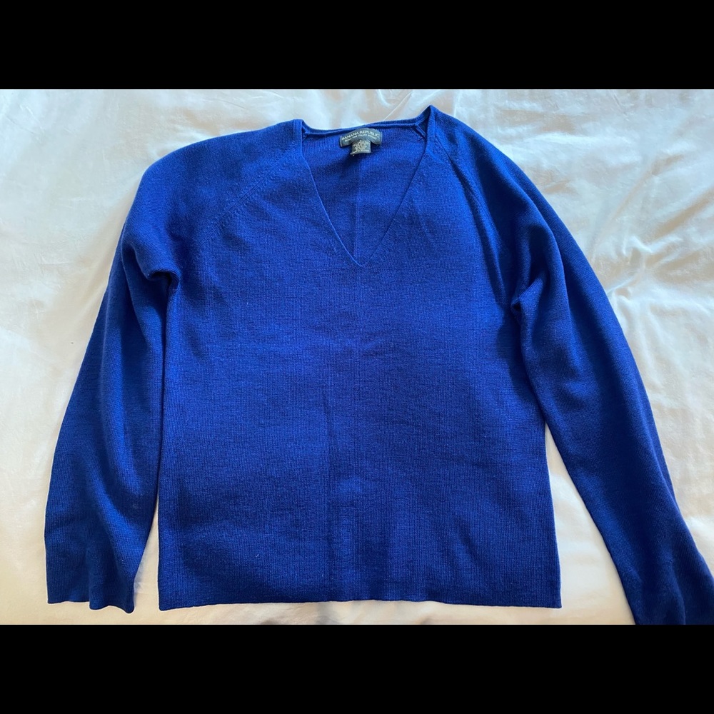 Women’s V-neck wool sweater